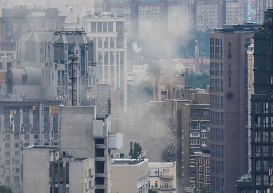 Il fumo si alza sulla città durante un attacco con droni russi, nel contesto dell’offensiva russa contro l’Ucraina, a Kiev. (REUTERS/Gleb Garanich)
