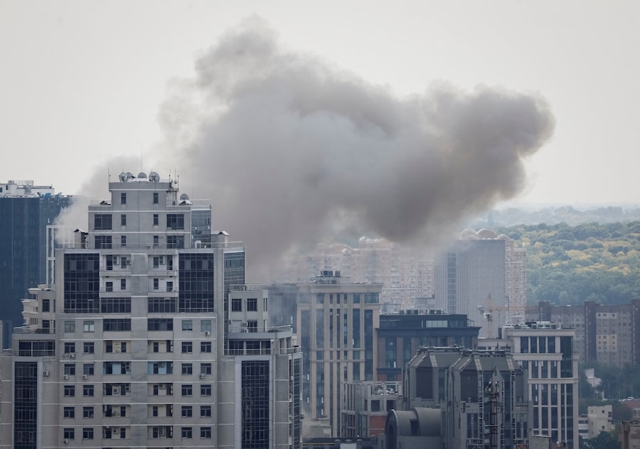 Il fumo si alza sulla città durante un attacco con droni russi, nel contesto dell'offensiva russa contro l'Ucraina, a Kiev. (REUTERS/Gleb Garanich)