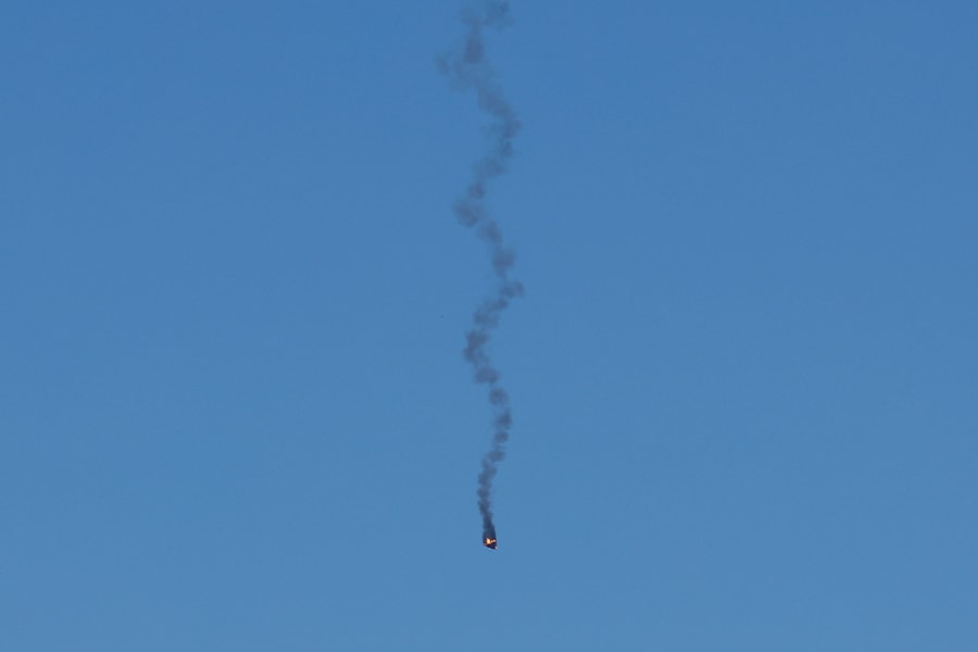 Un drone russo precipita dopo essere stato intercettato da un'unità della difesa aerea ucraina, nel contesto dell'attacco della Russia all'Ucraina, nella regione di Kiev. (REUTERS/Valentyn Ogirenko)