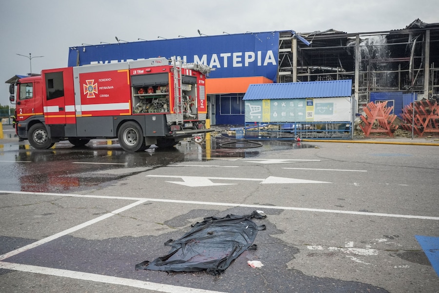 Una barella intrisa di sangue giace a terra sul luogo di un magazzino colpito da un attacco con droni russi, a Kharkiv. (REUTERS/Vitalii Hnidyi)