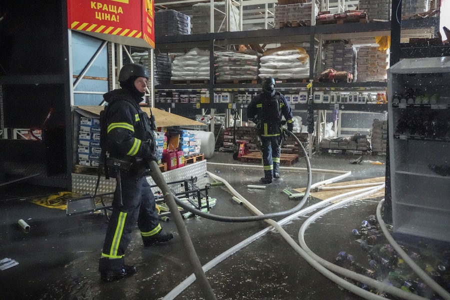 I vigili del fuoco intervengono sul luogo di un magazzino colpito da un attacco con droni russi, a Kharkiv. (REUTERS/Vitalii Hnidyi)