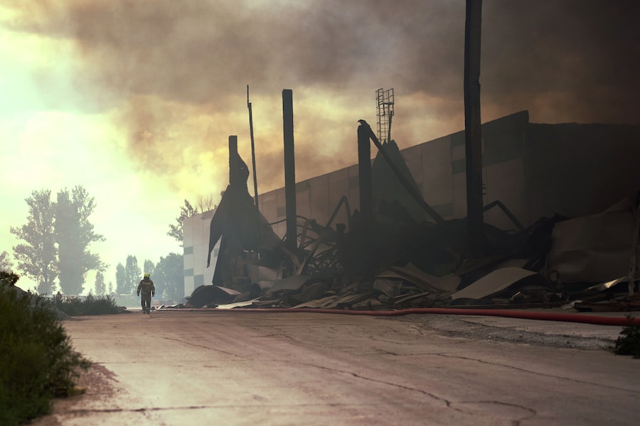 Un pompiere cammina accanto a un magazzino distrutto in seguito agli attacchi con droni russi alla periferia di Kiev. (Foto AP/Francisco Seco/APN)