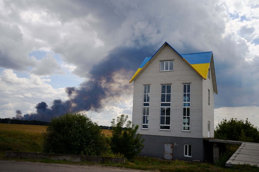 Il fumo si alza da un magazzino distrutto, sullo sfondo, dopo gli attacchi con droni russi alla periferia di Kiev. (Foto AP/Francisco Seco/APN)