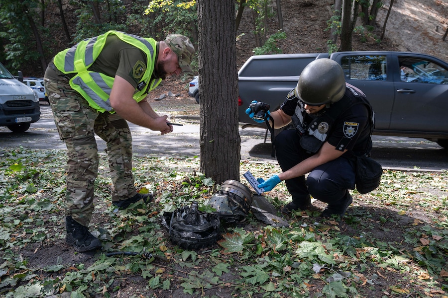 Agenti di polizia al lavoro sul luogo dove è precipitato un drone russo a Kiev. (AP Photo/Danylo Antoniuk/APN)