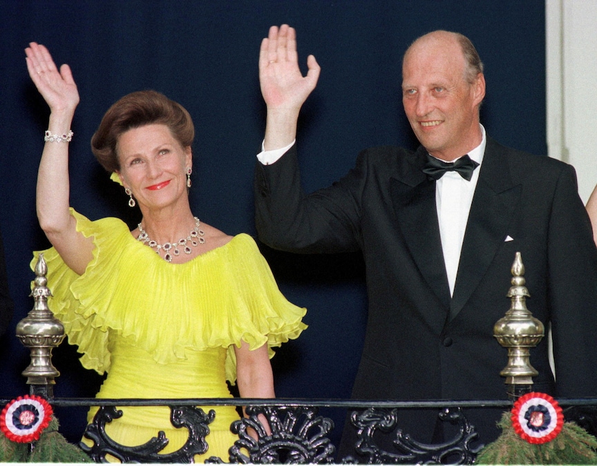Il re di Norvegia Harald V (a sinistra) e la regina Sonja salutano la folla dal balcone della residenza reale Stiftsgaarden a Trondheim, il 20 giugno. La coppia reale norvegese ha invitato 58 membri di famiglie reali provenienti da tutto il mondo a partecipare a una crociera di sette giorni lungo la costa settentrionale del Paese per celebrare il loro sessantesimo compleanno. REUTERS/Jerry Lampen/File Photo (REUTERS)