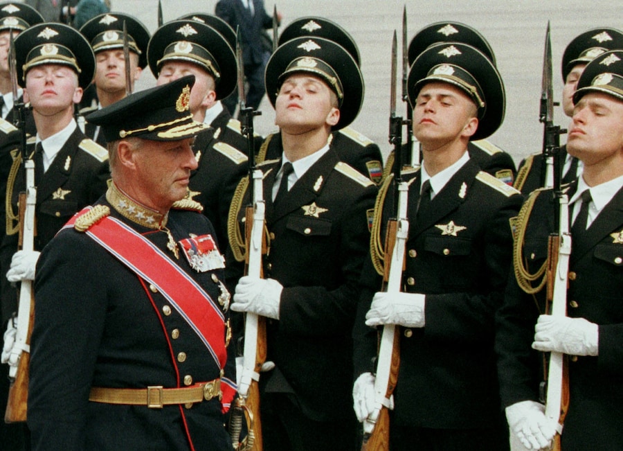 Il re Harald V di Norvegia passa in rassegna il picchetto d’onore durante la cerimonia di benvenuto al suo arrivo all’aeroporto di Vnukovo, a Mosca, Harald V e la consorte, la regina Sonja, sono giunti nella capitale russa per una visita di Stato su invito del presidente Boris Eltsin. REUTERS/File Photo (REUTERS)