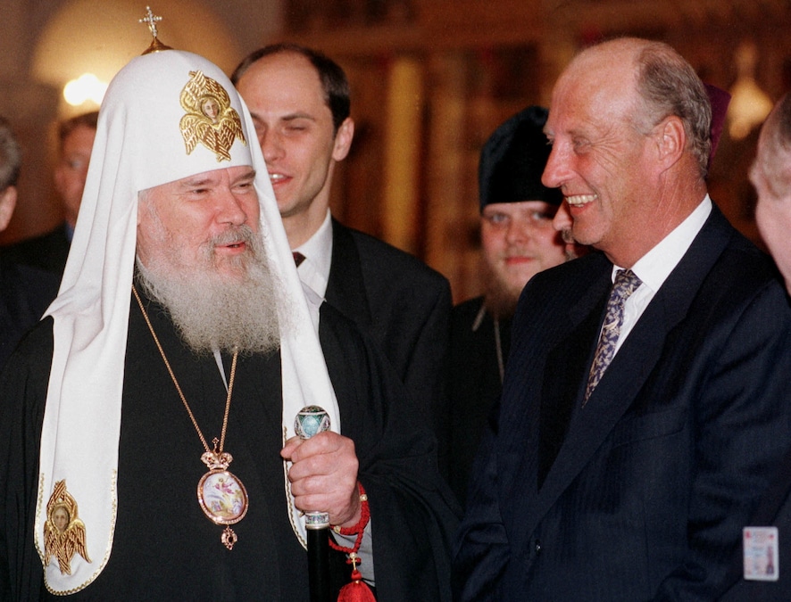 l Patriarca ortodosso russo Alessio II e il re di Norvegia Harald V (a destra) sorridono durante il loro incontro del 26 maggio. Harald V è in visita di Stato di cinque giorni in Russia, la prima compiuta da un sovrano norvegese.. REUTERS/File Photo (REUTERS)