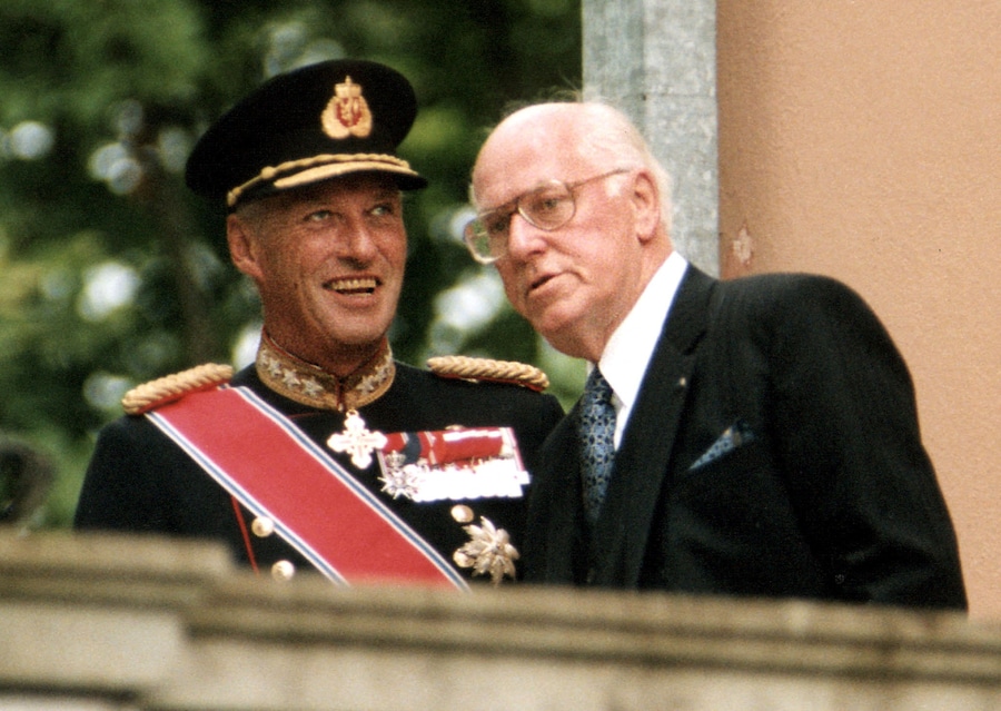 Il re di Norvegia Harald V (a sinistra) sorride mentre ascolta il presidente estone Lennart Meri, affacciati al balcone del Palazzo Presidenziale di Tallinn La coppia reale norvegese è in visita ufficiale di cinque giorni negli Stati baltici. REUTERS/File Photo (REUTERS)