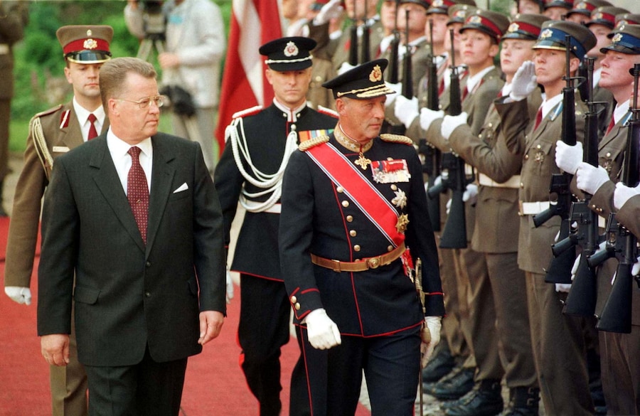 Il presidente lettone Guntis Ulmanis (a sinistra) e il re di Norvegia Harald V (a destra) passano in rassegna la guardia d’onore durante una cerimonia di benvenuto a Riga. La coppia reale norvegese è in visita ufficiale di cinque giorni nei Paesi baltici. REUTERS/File Photo (REUTERS)