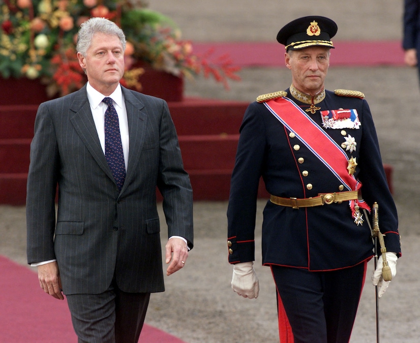 Il presidente degli Stati Uniti Bill Clinton cammina con il re Harald V di Norvegia al suo arrivo al Palazzo Reale REUTERS/Kevin Lamarque/File Photo (REUTERS)