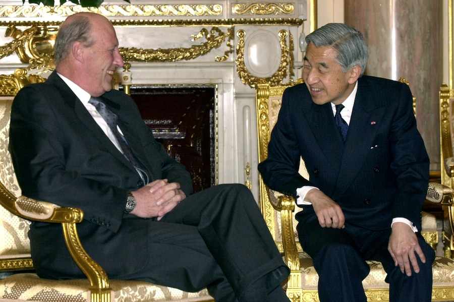 Il re norvegese Harald V e l’imperatore giapponese Akihito (a destra) condividono un momento di leggerezza durante il loro incontro di commiato presso la residenza per gli ospiti di stato del Palazzo Akasaka a Tokyo, REUTERS/File Photo (REUTERS)