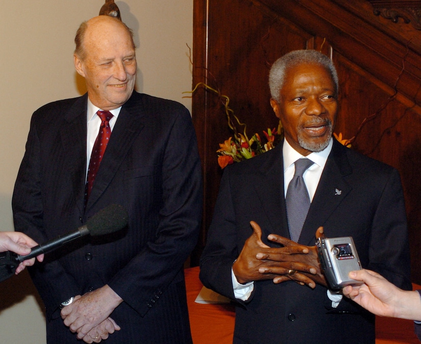 Il Segretario Generale delle Nazioni Unite Kofi Annan (a destra) risponde a una domanda mentre il re Harald V di Norvegia ascolta, prima di un pranzo offerto nella residenza del Segretario Generale in onore dei reali norvegesi, a New York., in REUTERS/Henny Ray Abrams/File Photo (REUTERS)