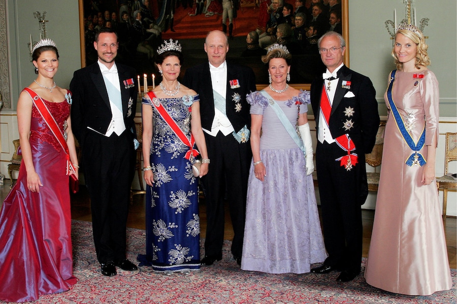 Le famiglie reali di Norvegia e Svezia ritratte prima di una cena di gala al Palazzo Reale di Oslo, in Norvegia, il 10 giugno 2005. Da sinistra a destra: la principessa ereditaria Vittoria di Svezia, il principe ereditario Haakon di Norvegia, la regina Silvia di Svezia, il re Harald V di Norvegia, la regina Sonja di Norvegia, il re Carlo XVI Gustavo di Svezia e la principessa ereditaria Mette-Marit. NREUTERS/Jarl Fr. Eriksen/Scanpix/Pool/File Photo (REUTERS)