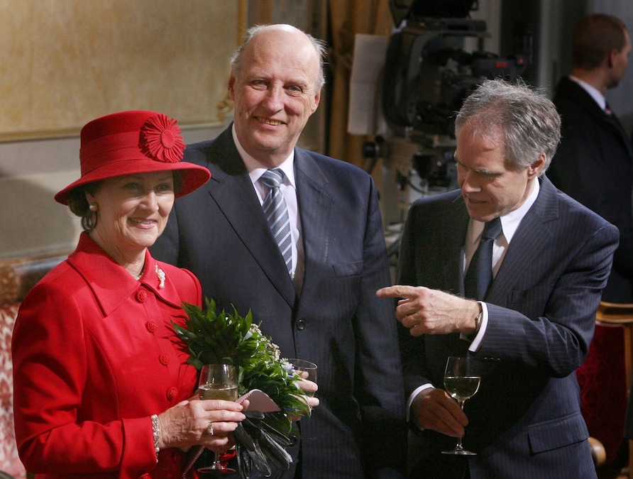 ll re Harald V (al centro) e la regina Sonja di Norvegia (a sinistra) conversano con il presidente svizzero Moritz Leuenberger durante un ricevimento presso la sede del Parlamento a Berna, in Svizzera REUTERS/Pascal Lauener/File Photo (REUTERS)