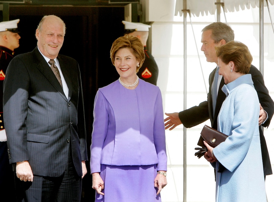 Il presidente degli Stati Uniti George W. Bush (secondo da destra) e la First Lady Laura Bush (seconda da sinistra) accolgono il re Harald V (a sinistra) e la regina Sonja (a destra) di Norvegia alla Casa Bianca, sul South Lawn, a Washington D.C. REUTERS/Larry Downing/File Photo (REUTERS)