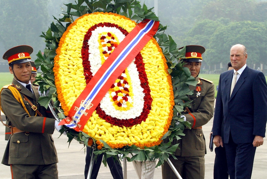 Il re di Norvegia Harald V (R) segue un plotone d’onore per deporre una corona di fiori al mausoleo del defunto presidente Ho Chi Minh a Hanoi., Vietnam (REUTERS/Kham Kham/File Photo)