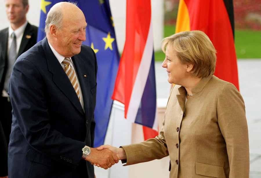 Re Harald V e la Cancelliera Merkel a Berlino . REUTERS/Hannibal Hanschke/File Photo (REUTERS)