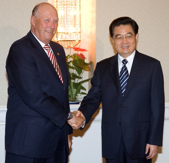 Il re Harald V incontra il presidente cinese Hu Jintao durante una colazione di lavoro con dodici leader nazionali a Pechino REUTERS/Adrian Bradshaw/Pool/File Photo (REUTERS)