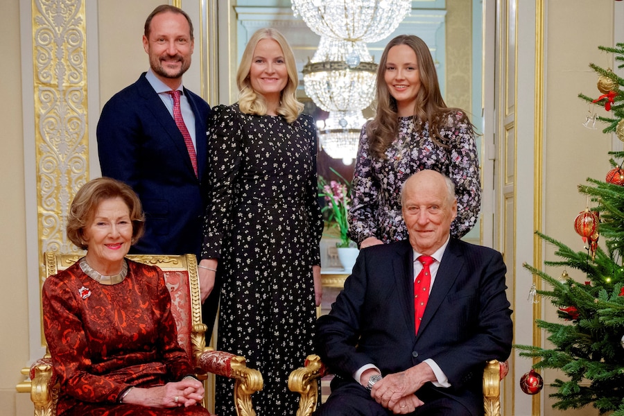 Re Harald e la regina Sonja insieme al principe ereditario Haakon, alla principessa Ingrid Alexandra e alla principessa ereditaria Mette-Marit Stian Lysberg Solum/NTB/via REUTERS (via REUTERS)