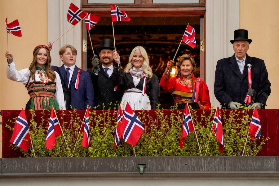 Da destra: Il re Harald di Norvegia, la regina Sonja, la principessa ereditaria Mette-Marit, il principe ereditario Haakon, il principe Sverre Magnus e la principessa Ingrid Alexandra appaiono sul balcone del Palazzo Reale durante le celebrazioni della Giornata della Costituzione norvegese a Slottsplassen, Oslo, il 17 maggio 2021. (Lise Aserud/NTB Scanpix/via REUTERS)