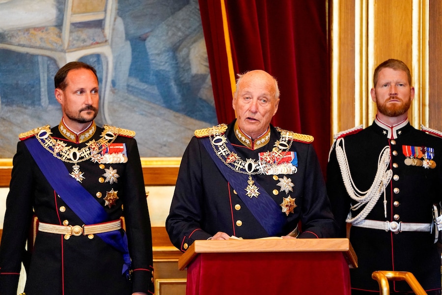 Il re Harald di Norvegia, alla presenza del principe ereditario Haakon, tiene un discorso durante l’apertura dello Storting, il parlamento norvegese, a Oslo NTB/Torstein Boe via REUTERS (via REUTERS)