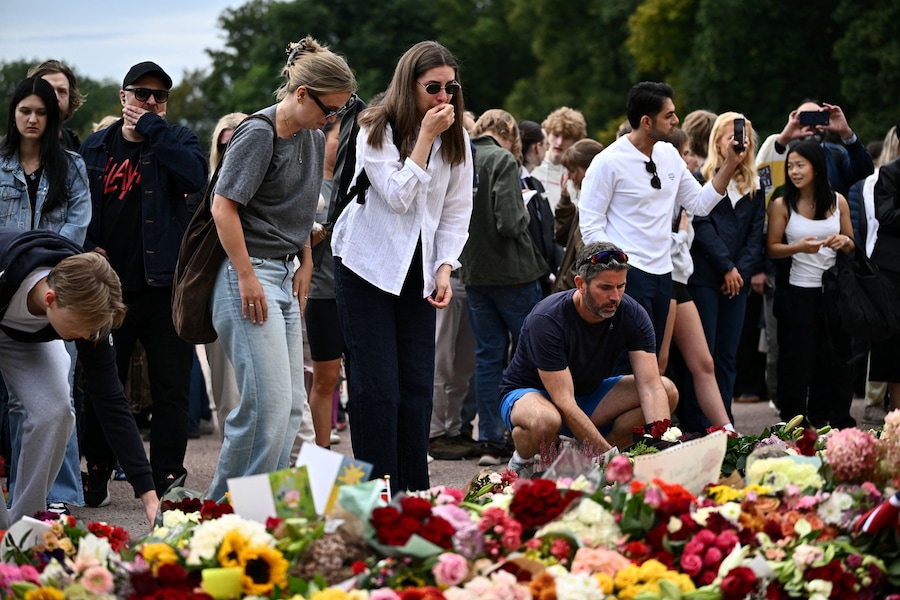 Le persone si riuniscono per rendere omaggio fuori dal Palazzo Reale, in seguito alla morte del re Harald di Norvegia a Oslo REUTERS/Dylan Martinez (REUTERS)