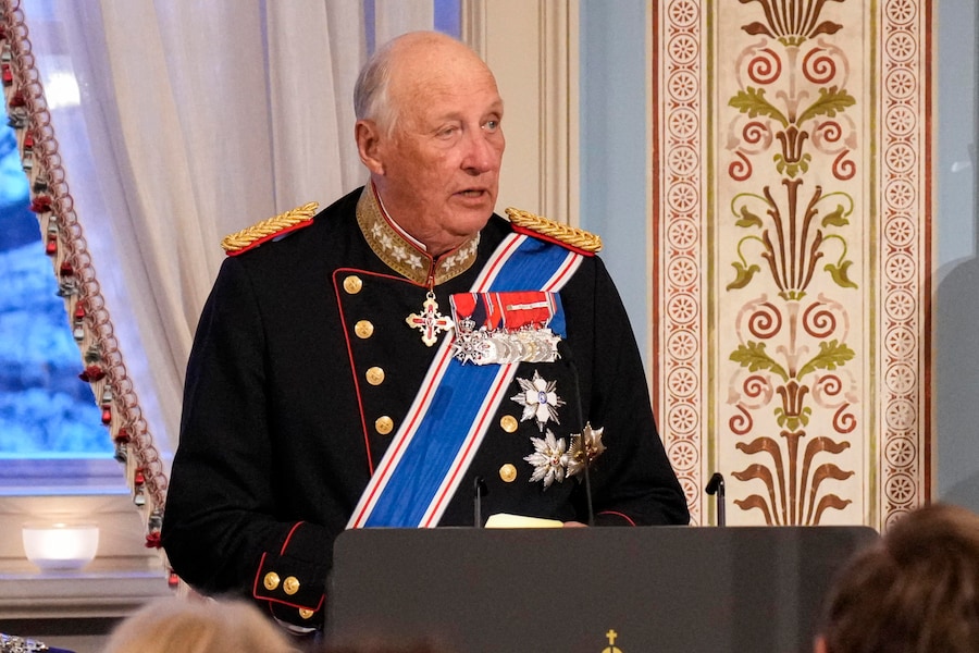 Il re Harald V di Norvegia pronuncia un discorso prima di una cena di gala al Palazzo Reale, durante la visita di Stato della coppia presidenziale islandese. EPA/FREDRIK VARFJELL / POOL NORWAY OUT (EPA)