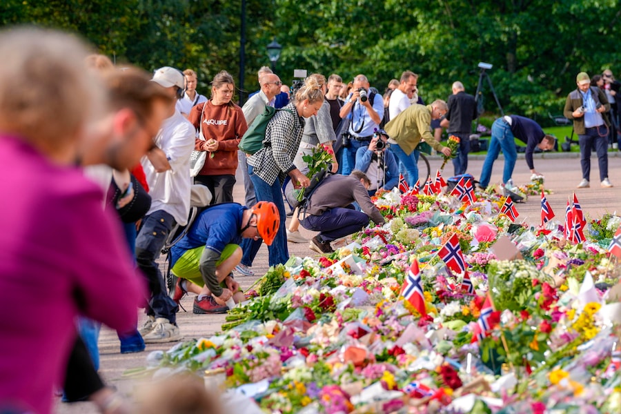 I partecipanti al lutto depongono fiori mentre si riuniscono in Piazza del Palazzo per rendere omaggio al defunto re Harald V, EPA/LISE ASERUD NORWAY OUT (EPA)