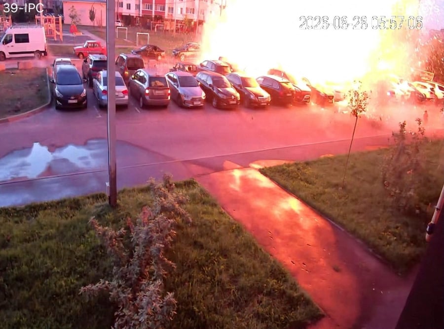 Un'immagine tratta dalle riprese delle telecamere a circuito chiuso mostra le fiamme che si levano a seguito di un attacco con droni russi, contro l'Ucraina, nella città di Vyshneve, nella regione di Kiev. (via REUTERS)