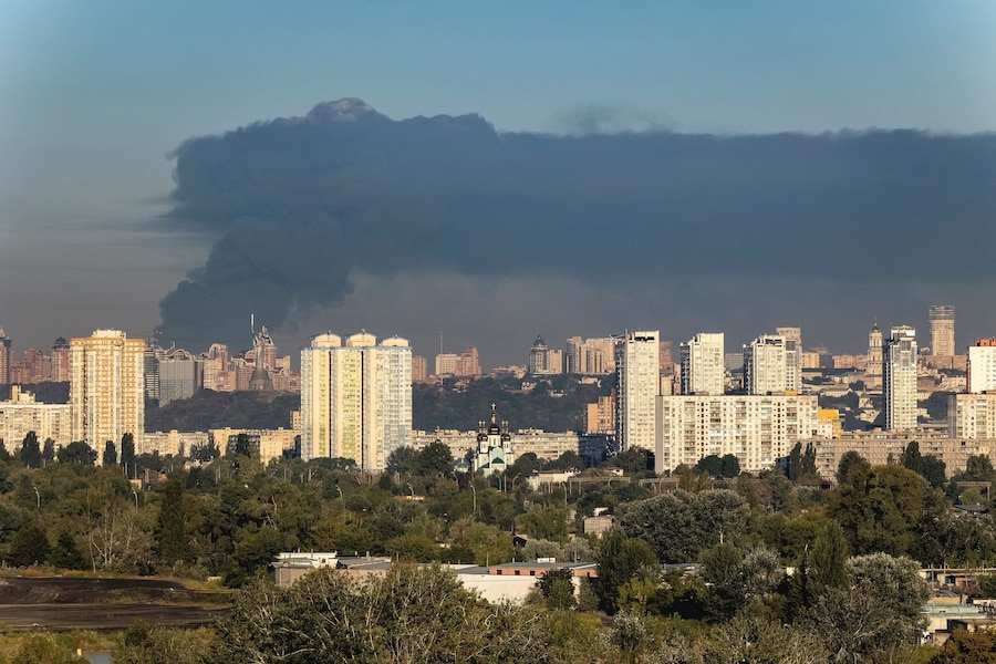 Il fumo si alza sulla città durante un attacco con droni russi, a Kiev, Ucraina, il 29 agosto 2026. (REUTERS/Vladyslav Sodel)