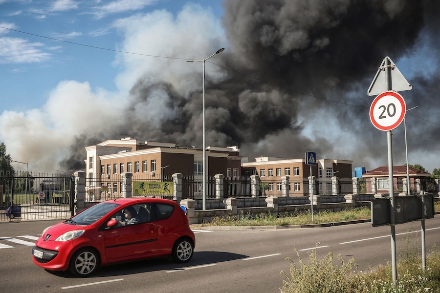 Un'auto passa accanto al luogo colpito da un attacco con droni russi mentre sale il fumo, nella regione di Kiev, Ucraina, il 29 agosto 2026. (REUTERS/Alina Smutko)