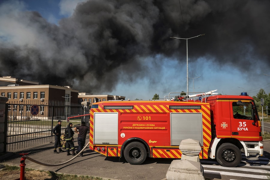 I vigili del fuoco intervengono sul luogo di un attacco sferrato da un drone russo mentre il fumo sale verso il cielo, nella regione di Kiev, Ucraina, il 29 agosto 2026. (REUTERS/Alina Smutko)