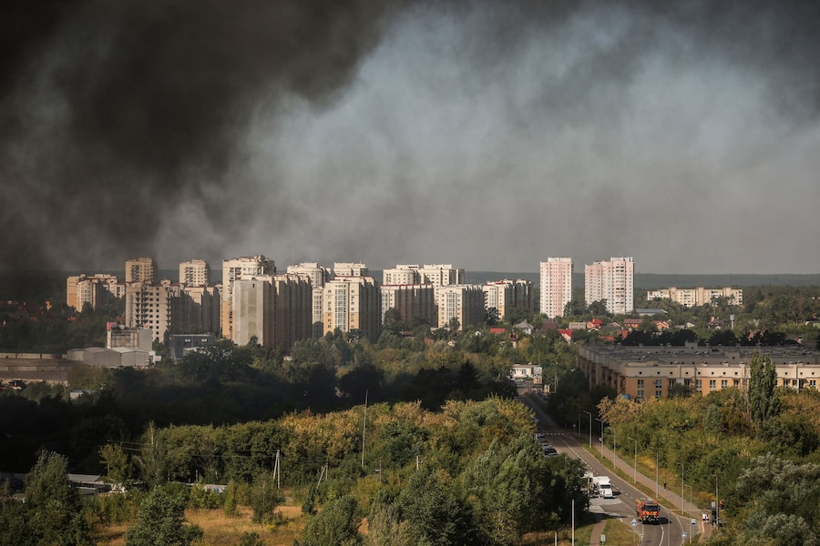 Il fumo si alza sotto una zona residenziale in seguito a un attacco con droni russi, nella regione di Kiev, Ucraina, il 29 agosto 2026. (REUTERS/Alina Smutko)