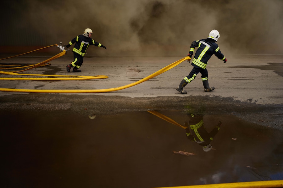 I vigili del fuoco cercano di spegnere un incendio in un magazzino distrutto a seguito degli attacchi con droni russi alla periferia di Kiev. (Foto AP/Francisco Seco/APN)