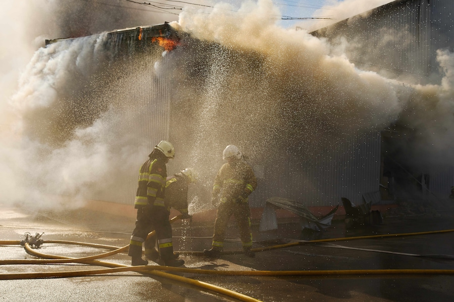 I vigili del fuoco cercano di spegnere un incendio divampato in un magazzino distrutto a seguito degli attacchi con droni russi alla periferia di Kiev. (Foto AP/Francisco Seco/APN)