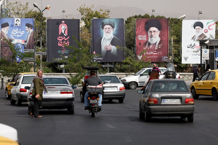 Striscioni con le immagini del defunto Leader Supremo dell’Iran, l’Ayatollah Ali Khamenei, sono esposti in una strada di Teheran, in Iran. (Majid Asgaripour/WANA (West Asia News Agency) via REUTERS)