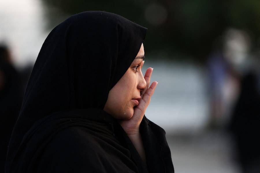 Una donna iraniana che ha perso il figlio Mohammad Taha durante l'attacco alla scuola di Minab, in Iran. (Majid Asgaripour/WANA (West Asia News Agency) via REUTERS)