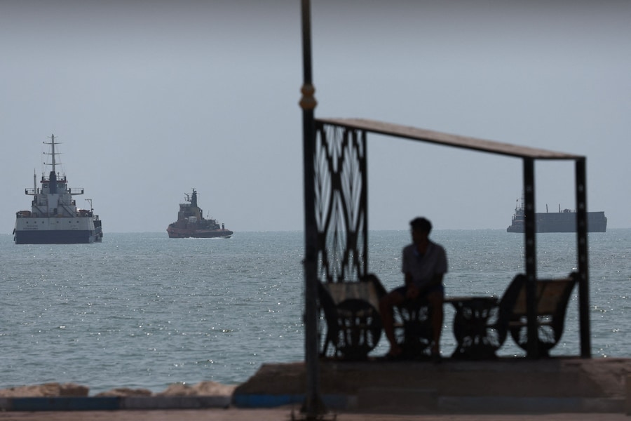 Navi nello Stretto di Hormuz visibili nei pressi della spiaggia di Bandar Abbas, in Iran. (Majid Asgaripour/WANA (West Asia News Agency) via REUTERS)
