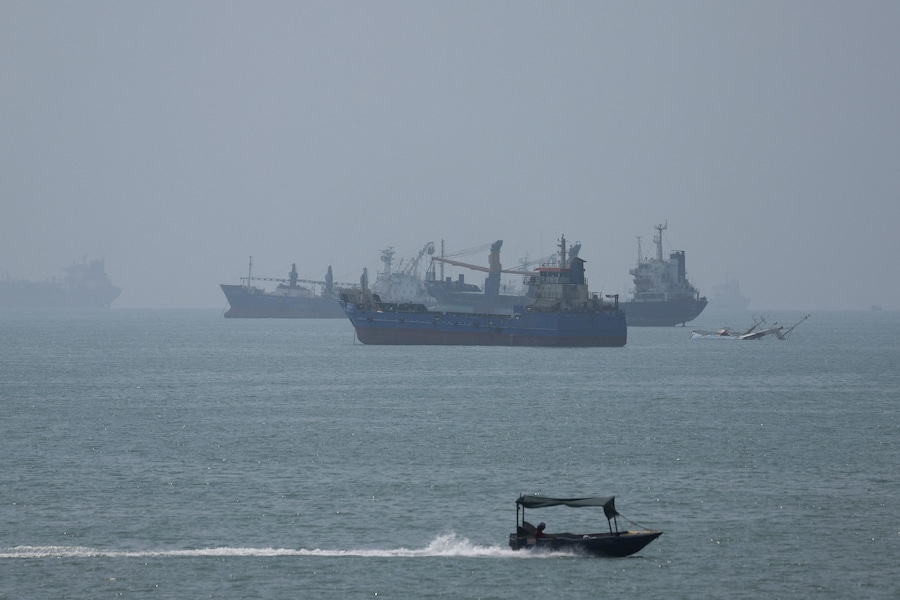Navi nello Stretto di Hormuz visibili nei pressi della spiaggia di Bandar Abbas, in Iran. (Majid Asgaripour/WANA (West Asia News Agency) via REUTERS)