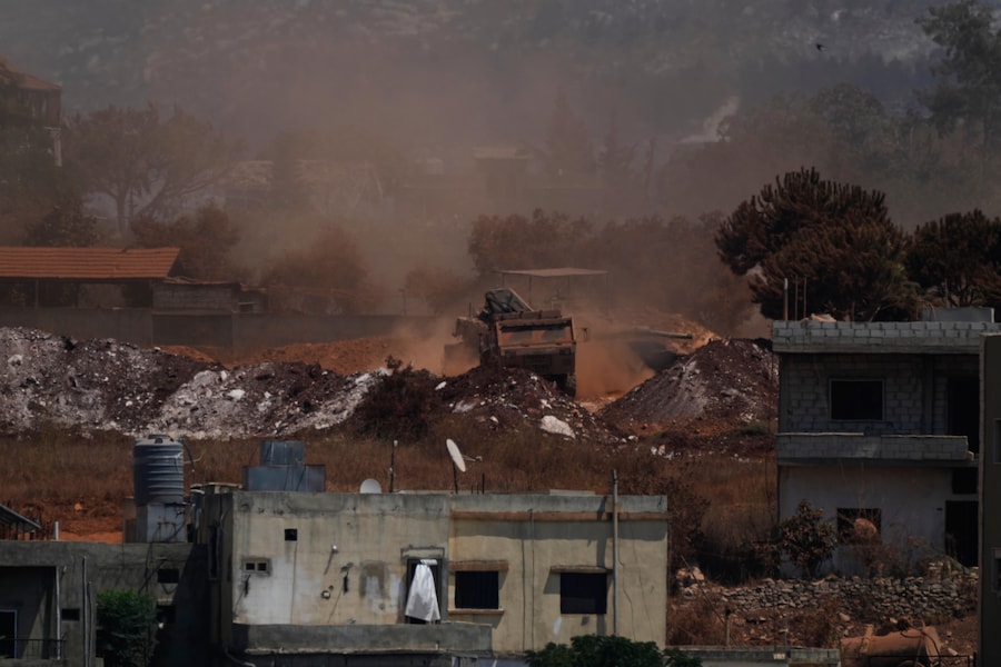 Un veicolo militare israeliano è di stanza tra le abitazioni di Zawtar al-Sharqiyah, nel sud del Libano. (Foto AP/Mohammed Zaatari/APN)