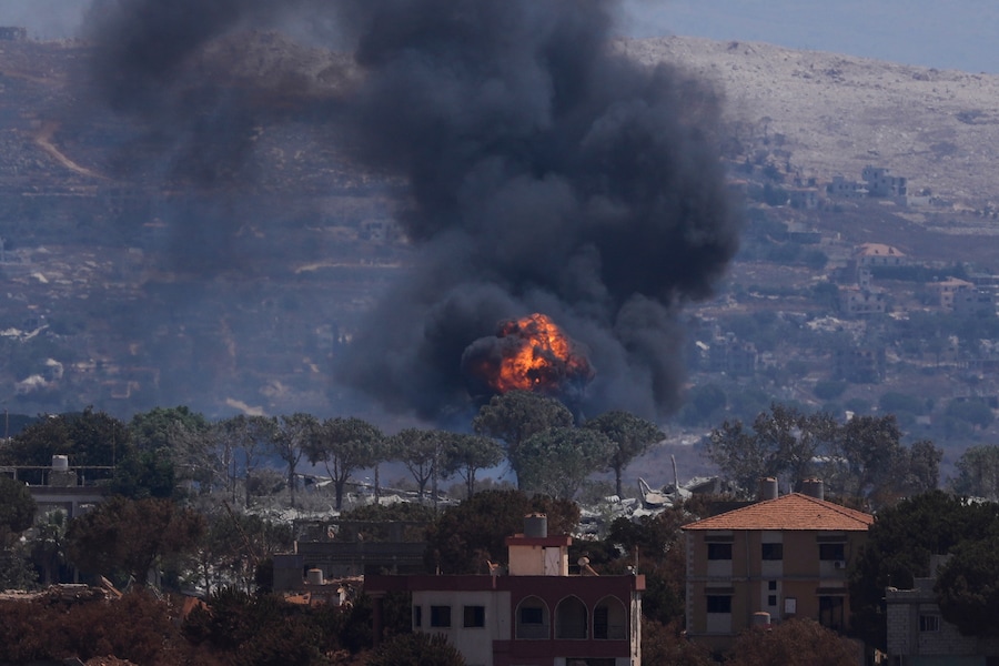 Fumo e fiamme si levano mentre le forze israeliane demoliscono alcune abitazioni a Zawtar al-Sharqiyah, nel sud del Libano. (Foto AP/Mohammed Zaatari/APN)