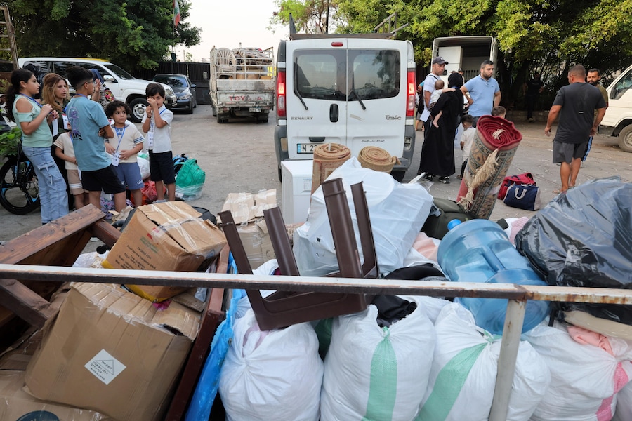 Rifugiati siriani si radunano mentre si preparano a tornare a casa, a Beirut, in Libano. (EPA/Wael Hamzeh)