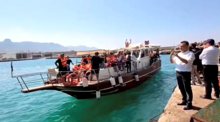 I sopravvissuti vengono portati a riva dopo il capovolgimento di un’imbarcazione a Kyrenia, nel nord di Cipro, il 30 agosto 2026. (REUTERS/Reuters TV)