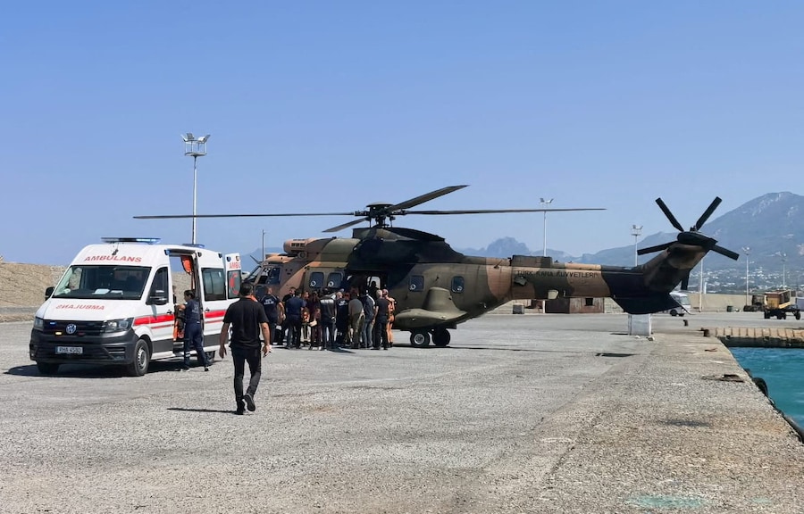 Un elicottero trasporta a riva i sopravvissuti dopo che sono stati tratti in salvo dal mare in seguito al ribaltamento di un'imbarcazione al largo di Kyrenia, nel nord di Cipro, il 30 agosto 2026. (REUTERS/Stringer)