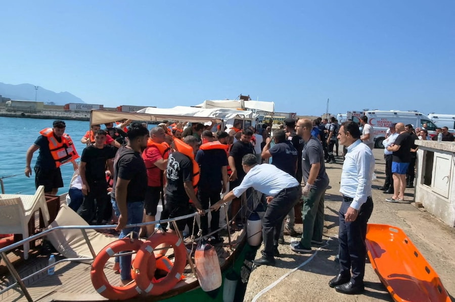 I sopravvissuti raggiungono la riva dopo essere stati tratti in salvo dal mare in seguito al ribaltamento di un’imbarcazione al largo di Kyrenia, nel nord di Cipro, il 30 agosto 2026. (REUTERS/Stringer)