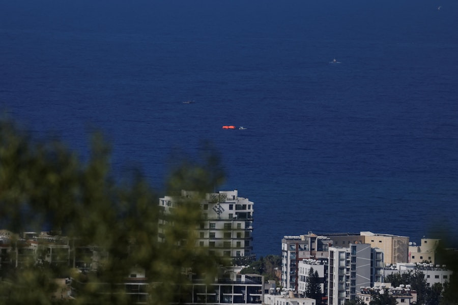 Alcune imbarcazioni transitano nella zona in cui, il 30 agosto 2026, un’imbarcazione da passeggeri si è capovolta al largo della costa di Kyrenia, nella parte settentrionale di Cipro controllata dalla Turchia. (REUTERS/Yiannis Kourtoglou)