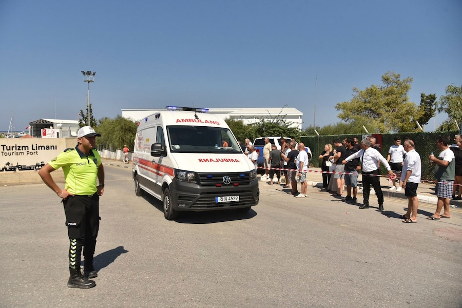 Domenica 30 agosto 2026, un'ambulanza arriva al porto di Kyrenia, nella parte settentrionale di Cipro occupata dalla Turchia, dopo che un traghetto di tipo catamarano si è capovolto al largo della costa settentrionale di Cipro. (Foto AP/APN)