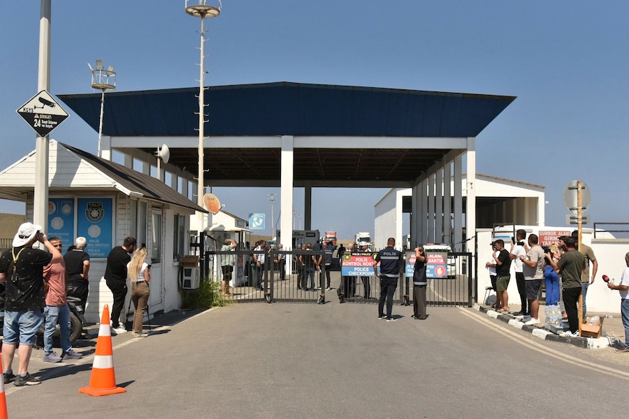 Domenica 30 agosto 2026, alcune persone si sono radunate fuori dal porto di Kyrenia, nella parte settentrionale di Cipro occupata dalla Turchia, dopo che un traghetto di tipo catamarano si è capovolto al largo della costa settentrionale dell’isola. (Foto AP/APN)