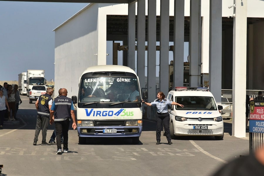I sopravvissuti di un traghetto di tipo catamarano che si è capovolto al largo delle coste di Cipro del Nord arrivano al porto di Kyrenia, nella parte settentrionale di Cipro occupata dalla Turchia, domenica 30 agosto 2026. (Foto AP/APN)