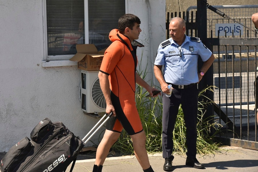 Un sopravvissuto di un traghetto di tipo catamarano che si è capovolto al largo della costa di Cipro del Nord arriva al porto di Kyrenia, nella parte settentrionale di Cipro occupata dalla Turchia, domenica 30 agosto 2026. (Foto AP/APN)